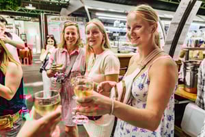 Visite culinaire à pied dans le Marais avec fromage, vin et pâtisseries