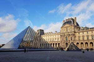 Louvre Museum: Exterior Tour with Skip the Line Ticket