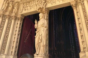 Notre Dame 8AM Entry & Semi-Private Exterior Guided Tour