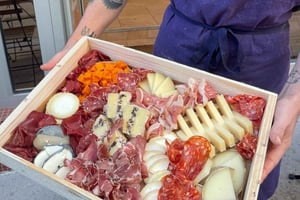 パリ：モンマルトルでのチーズとワインの試飲体験