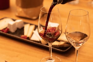 Paryż: Degustacja wina i serów Apéro