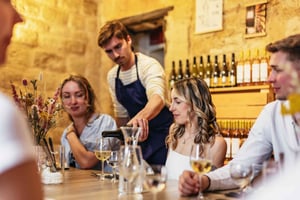 パリ：モンマルトルでのチーズとワインの試飲体験