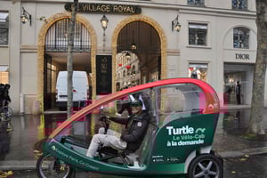 Paris: Christmas Lights Private Tour in a Modern Rickshaw