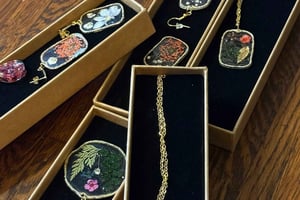 Paris, Frankrike Duo Resin smyckesverkstad (halsband och örhängen)