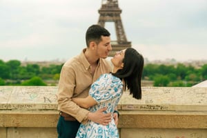 Paris: Vintage-fotografering ved Eiffeltårnet