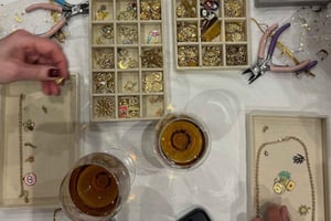 Paris: Workshop for å lage smykker med charms sammen med venninner