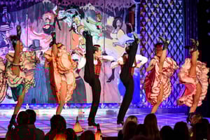 Paris: La Nouvelle Eve Cabaret Show med Champagne