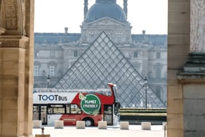 Париж: вход в Лувр с гидом и автобус Hop-On Hop-Off