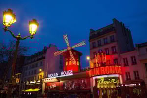 Paris: Moulin Rouge-forestilling med champagne og avleveringsservice