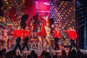 Pariisi: uudenvuodenaaton illallinen ja kabaree La Nouvelle Evessä