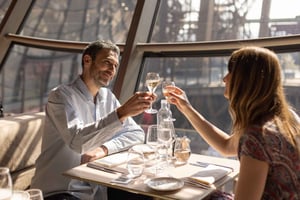 París: almuerzo de Año Nuevo en la primera planta de la Torre Eiffel.