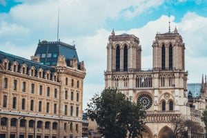 Pariisi: Opastettu kierros Notre-Damen katedraalissa – kielivaihtoehdot