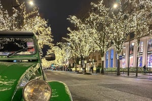 Paris: Private Christmas Lights Tour by Citroën 2CV