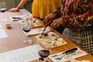 Die offizielle Emily in Paris: Wein, Käse und Butterherstellung