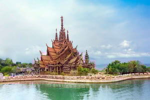 Bangkok e Pattaya: santuario serale e spettacolo all'Alcazar