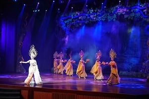 Pattaya: Alcazar Cabaret Show VIP-plats med privat transfer