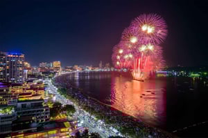 Pattaya: Evening City Tour & Alcazar Cabaret Show
