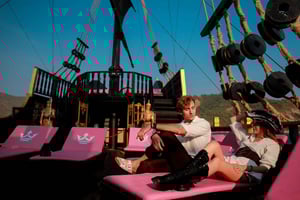 パタヤ：カタマランで3つの島を巡るデイツアー（パーティー付き）