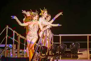 Pattaya: Oriental Carnival Dinner Cruise Cabaret Show Buffet