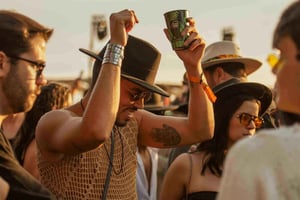 Impreza na łodzi o zachodzie słońca w Pattaya