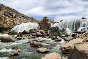 Arequipa: gita di 1 giorno alla cascata di Pillones e alla foresta di pietra