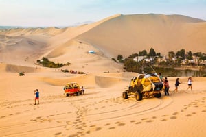 Huacachina: Buggy en las Dunas al Atardecer y Sandboarding