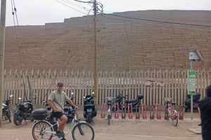 Lima: Pyramid Pucllana, Miraflores, Barranco 18 km E-bike. Drinks x 3