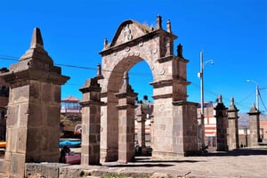 Puno: City Walking Tour with Folkloric Show