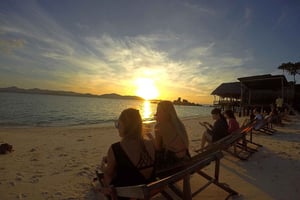 Phuket: Phi Phi Sunrise Boat Tour to Bamboo and Khai Island