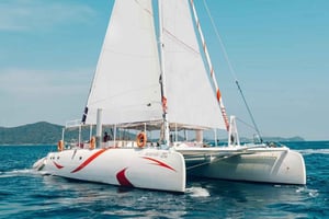 PHUKET: Katamaran CORAL+RACHA med vannsklie, lunsj og transport