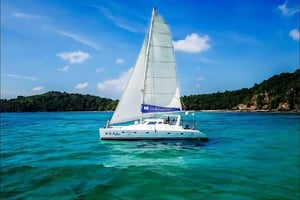 Phuket: Racha-saarten katamaraaniristeily lounaalla.