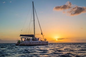 Phuket: Isola dei Coralli e cena al tramonto in catamarano a vela