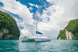 Phuket: Excursão privada de catamarã de luxo às ilhas Coral ou Maiton