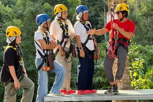 Phuket: Combinatie van olifantensanatorium en zipline-avontuur