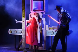 Phuket: Cena e spettacolo al Junkyard Theatre - Biglietto standard