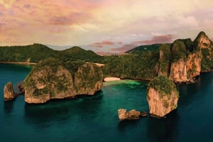 Phuket: Phi Phi Island Sunrise Group Speedboat Tour