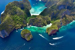 Phuket: Dagstur med hurtigbåt til Phi Phi og Maya Bay med lunsj