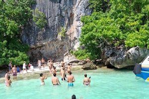 Phuket: Aluguel de lancha particular para as ilhas Phi Phi e Khai