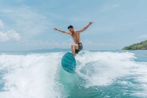 Phuket: Experiência particular de wakesurf em um barco Malibu
