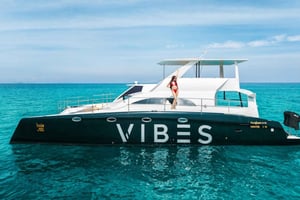 Phuket: Wycieczka katamaranem po Racha Noi i Maiton z piknikiem na plaży