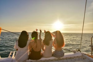 Fiesta privada en catamarán al atardecer en el sur de Phuket