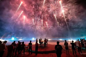 Spis middag, mens du ser Symphony Show og Kiss of the Sea Show