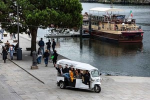 Tour Privado de 2 Horas en Tuktuk por Oporto al Monasterio y las Bodegas
