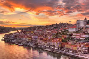 From Porto: Private Transfer to Lisbon until 3 Stops