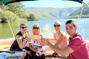 Porto: Douro-Tal, 2 Weinkellereien, Mittagessen und private Bootsfahrt
