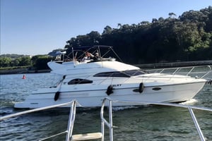 Porto: Luxury Yacht Tour of the 6 Bridges and Douro Estuary