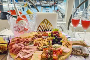 Porto: Passeio Privado de Veleiro com Prova de Vinhos e Charcutaria