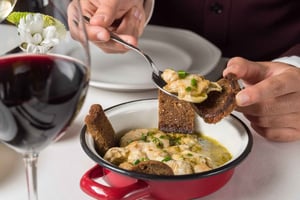 Portugalin ruokaa ja viiniä vanhalla maatilalla 30 minuutin päässä Portosta