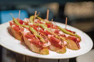 SAGARDI Porto: Maistele baskilaisia pintxoja portugalilaisten viinien kanssa