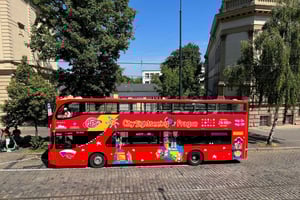 Kaupunkikierros Prahassa HOHO-bussi, linnakierros + jokiristeily